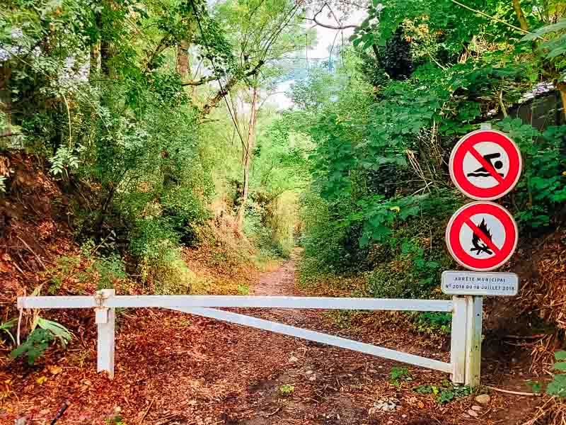 Le début du sentier débute en contre-bas de l'impasse du Ramier dans la continuité du Chemin de la Carrere et se fait sous les arbres. Il n'est pas rare d'y voir des écureuils qui se baladent de branches en branches.