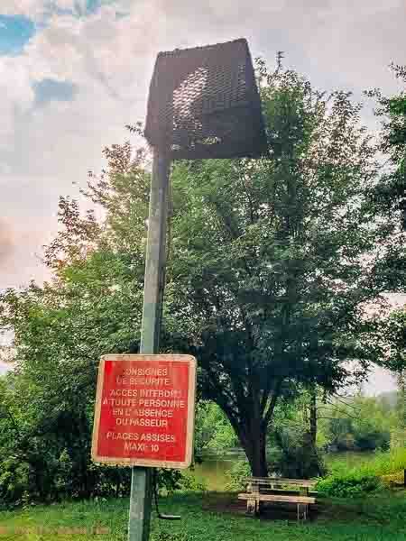 La cloche servait du temps du fonctionnement du Bac à appeler le passeur.