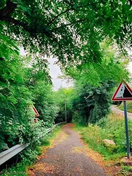Le chemin qui descend vers la Garonne au niveau de la rue du Bac quelques mètres après l'église du village.